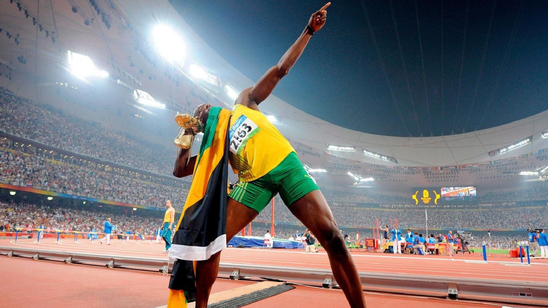 德甲激烈拼杀,比分2-1,关键扑救挽救败局,传球成功率90%,控球率64%